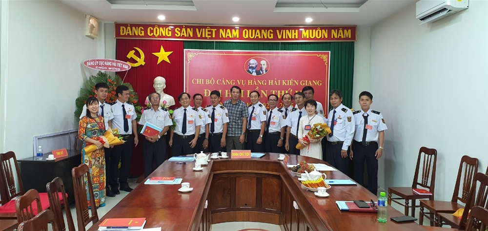 Chi bộ Cảng vụ HH Kiên Giang chụp hình cùng Phó Cục trưởng Nguyễn Đình Việt