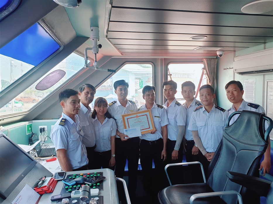 Phó Giám đốc Cảng vụ HH Kiên Giang trao tặng Giấy khen và phần thưởng cho tập thể thuyền viên tàu Phú Quốc Express 7